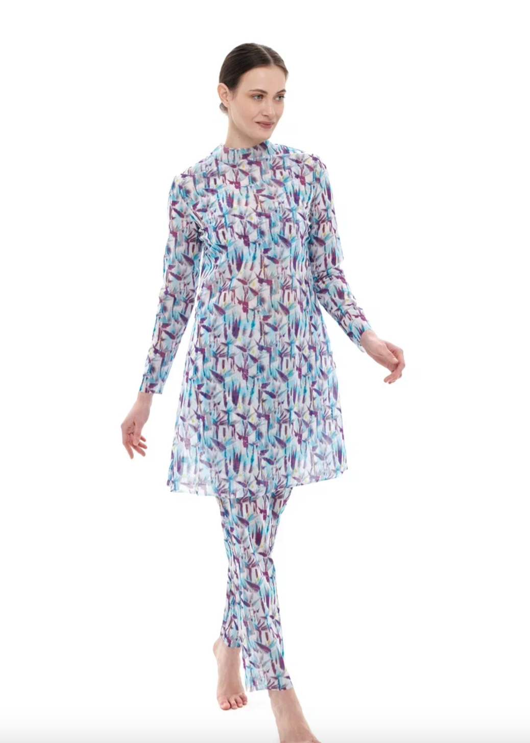 This file contains a description of a tan-through burkini set with a Strelitzia print. The innovative, sustainable set includes a top, leggings, and tunic, offering classic luxury for modest fashion. Shop now!