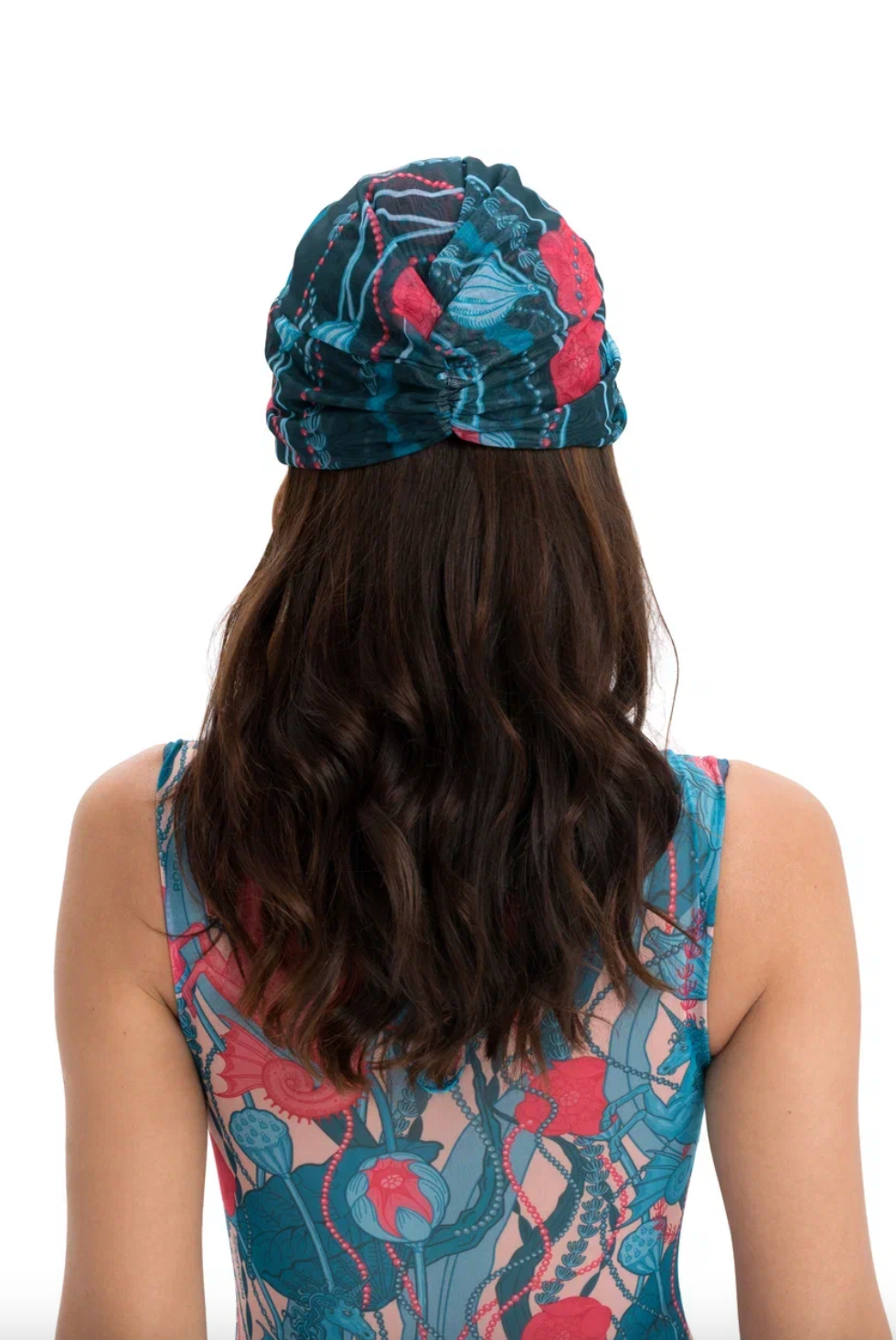 This file describes the SEAUNICORNS print turban, featuring a one-size-fits-all design. It blends classic luxury and modest fashion. Encourages shopping now for stylish, eco-friendly headwear.